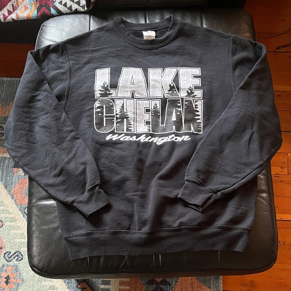 Vintage Lake Chelan WA Crewneck 🌲 Unisex Medium - Black